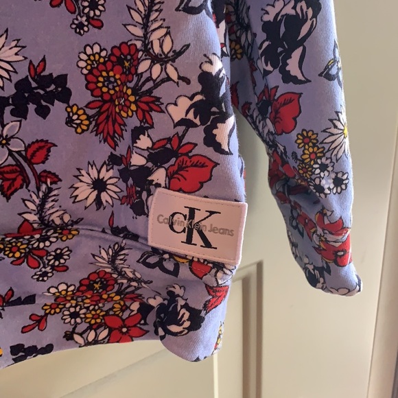 Calvin Klein crew neck in size medium. - Picture 4 of 4